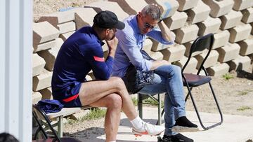 Reuni&oacute;n Simeone-Berta en el entrenamiento.