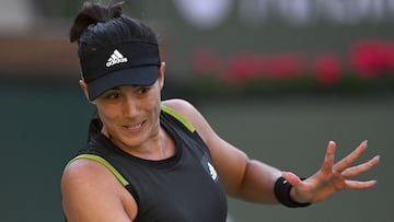 La tenista española Garbine Muguruza devuelve una bola durante su partido ante Alison Riske en el WTA 1.000 de Indian Wells.