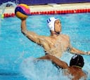 Los jugadores se unen para defender el waterpolo