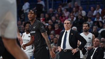 MADRID, 08/02/2026.- El entrenador del Real Madrid, Sergio Scariolo durante el partido de Liga ACB disputado este domingo en el Palacio de los Deportes de Madrid. EFE/Fernando Villar