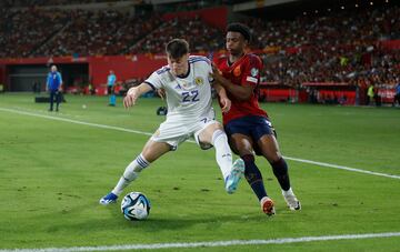 Patterson y Baldé pugnan por el balón en una jugada del partido.