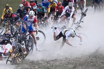  A 100 kilómetros de meta, caída masiva provocada por las fuertes rachas de viento. Alaphilippe, que ha saltado por los aires con voltereta incluida, entre los implicados. 
