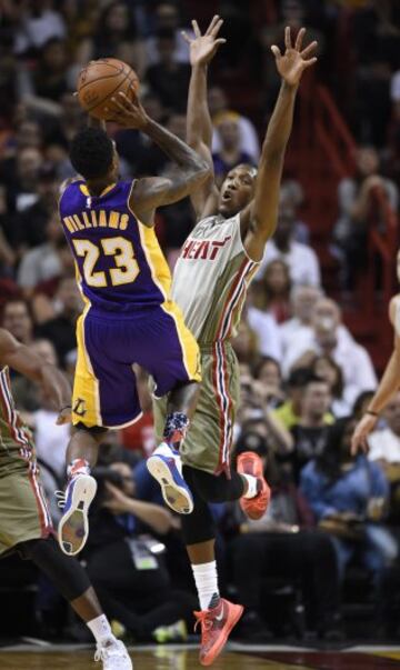 Josh Richardson de Miami Heat busca detener el lanzamiento de Lou Williams de Los Ángeles Lakers.