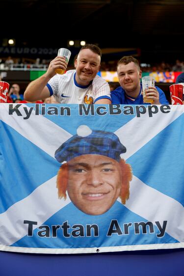 Divertida pancarta de aficionados franceses sobre Kylian Mbappé durante el duelo frente a Austria.