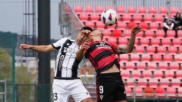 Carlos Martín pugna con Alarcón por hacerse con el balón aéreo.