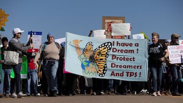 Personas participan en una protesta en el Centro Residencial Familiar del Sur de Texas, donde Adrian Conejo y su hijo Liam Conejo Ramos, detenidos por agentes del Servicio de Inmigración y Control de Aduanas de Estados Unidos (ICE) en Minnesota, se encuentran actualmente recluidos en el Centro de Procesamiento de Inmigrantes de Dilley, Texas, Estados Unidos, el 28 de enero de 2026.