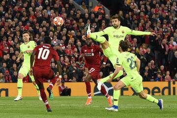 Gerard Pique y Sadio Mané.