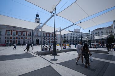 Toldos instalados por el Ayuntamiento de Madrid en la Puerta del Sol. El Ayuntamiento de Madrid defiende la instalación de toldos desmontables en la Puerta del Sol, argumentando que es un Bien de Interés Cultural (BIC) donde no se pueden plantar árboles ni instalar estructuras permanentes.
02 JULIO 2025
Eduardo Parra / Europa Press
02/07/2025