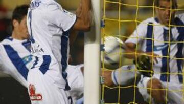 <b>VILLARREAL 2 - RECREATIVO 1</b>. El Villarreal venció con lo mínimo en cuanto a fútbol y con polémica a un serio Recreativo en un partido vital para ambos equipos.