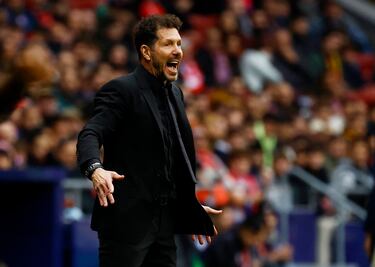 Al técnico del conjunto rojiblanco se le vio cabreado con los últimos minutos de su equipo.