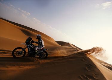 Tommaso Montanari de Fantic Racing Rally durante la segunda etapa del Dakar 2024 con un recorrido entre Al Henakiyah y Al Duwadimi.