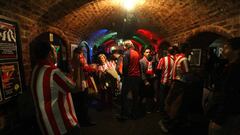 Aficionados del Atl&eacute;tico en The Cavern, el m&iacute;tico local de Liverpool.