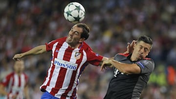 Diego Godín despeja ante Lewandowski.