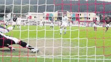 <b>PRIMER GOLEADOR. </b>Julio Baptista logró el único tanto del partido tras marcar un penalti que señaló el árbitro por una mano en el área.