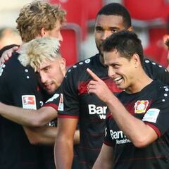 Chicharito marca triplete y el Bayer vuelve al triunfo