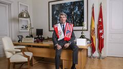 Garrido posa con las bufandas de Rayo y Atl&eacute;tico.