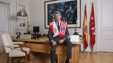 Garrido posa con las bufandas de Rayo y Atl&eacute;tico.