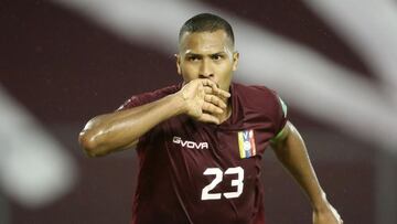 CARACAS, VENEZUELA - NOVEMBER 17: Salomón Rondón of Venezuela celebrates after scoring the second goal of his team during a match between Venezuela and Chile as part of South American Qualifiers for World Cup FIFA Qatar 2022 at Estadio Ol&ia