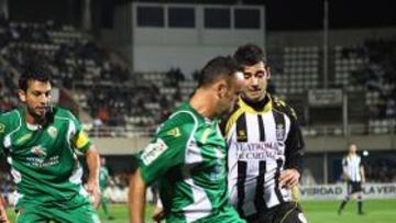 <b>CARA Y CRUZ. </b>Xumetra, autor del empate, pelea un balón con un Riau desafortunado y que fue sustituido al descanso.