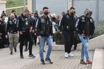 Amigos de Álex Casademunt llegando al funeral 