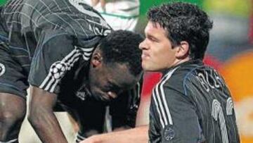 <b>TOCADO. </b>Ballack se retiró lesionado ante el Werder Bremen tras una brutal acción de Frings.