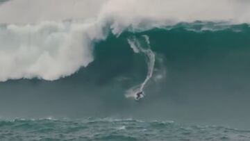 El surfista Eric Rebiere surfeando una ola gigante en el outside de O Porti&ntilde;o (A Coru&ntilde;a, Galicia, Espa&ntilde;a) en diciembre del 2020, acompa&ntilde;ado por un team de brasile&ntilde;os venidos desde Nazar&eacute; para surfear olas grandes.