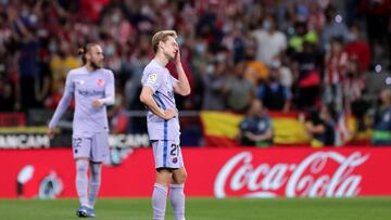 MADRID, SPAIN - OCTOBER 02: Frenkie de Jong of FC Barcelona looks dejected after they concede their first goal during the La Liga Santander match between Club Atletico de Madrid and FC Barcelona at Estadio Wanda Metropolitano on October 02, 2021 in Madri