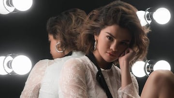 Selena Gomez posando en un camerino.
