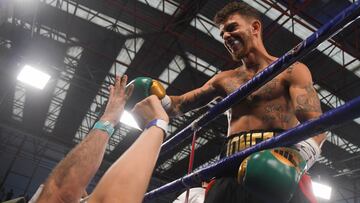 Jon Fernández celebra su victoria por el Campeonato de la Unión Europea del superpluma.