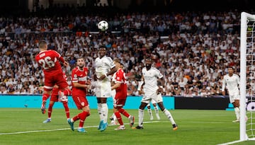 1-1. Córner al segundo palo que Jamie Leweling prolonga al ladro contrario, encuentra a al dorsal 26 y remata de cabeza cruzado superando a Thibaut Courtois.