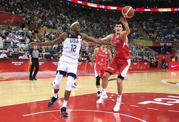 Myles Turner y Ersan Ilyasova.