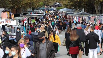 25-10-2020. Sabadell. Gran afluencia de gente en el mercadillo de Sabadell. © Foto: Cristobal Castro
