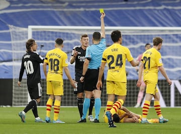 El árbitro Martínez Munuera enseña la cartulina amarilla a Toni Kroos.