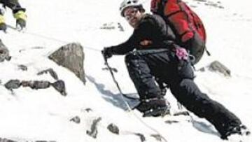 <b>HAZAÑA. </b>Juan Oiarzabal, junto con su equipo de Al filo de lo imposible, coronaron el K2 el pasado martes.