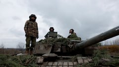 FILE PHOTO: Ukrainian soldiers prepare to fire a round on the frontline from a T80 tank that was captured from Russians during a battle in Trostyanets in March, as Russia's invasion of Ukraine continues, in the eastern Donbas region of Bakhmut, Ukraine, November 4, 2022. REUTERS/Clodagh Kilcoyne/File Photo