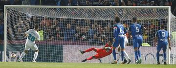 0-1. Marco Asensio anot¨® de penalti el primer tanto.