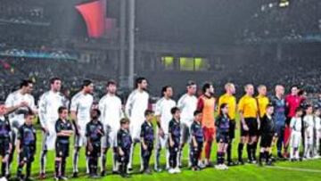 <b>LA IDA. </b>La imagen corresponde a la formación de los dos equipos en la ida disputada el 16 de febrero. El Madrid no llevaba publicidad en sus camisetas, pero mañana sí.