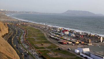 Veh&iacute;culos en el parque cerrado en el Dakar 2013 en playa Magdalena en Lima (Per&uacute;).