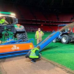 El Athletic cambia el deteriorado césped de San Mamés