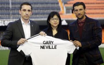 La presentación de Gary Neville ha tenido gran repercusión mediática. Con Lay Hoon y Angulo.