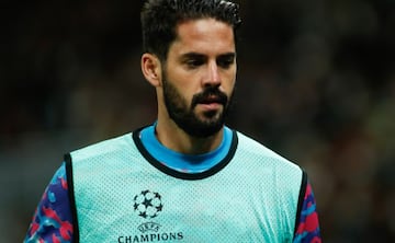 Isco se dirige al banquillo en el partido contra el Shakhtar en Kiev.