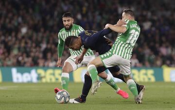 Casemiro y Andrés Guardado.
