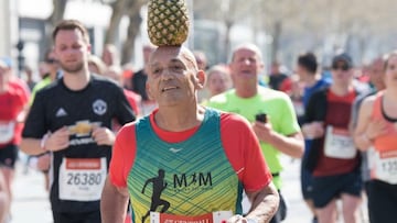 Surrealista: correr una maratón con una piña en la cabeza... ¡sin que caiga!