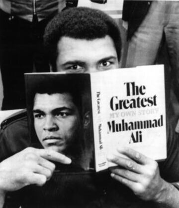 Muhammad Ali con una de sus biografías.