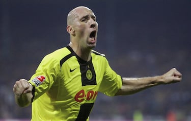 El larguísimo delantero checo mide 2,02m de altura y fue una pesadilla para sus rivales, especialmente por su dominio en el juego aéreo. En el BvB anotó 79 goles en 184 partidos.