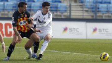 Morata persigue la pelota ante la oposición de Migue.