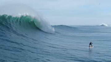 Un grupo de surfistas encabezado por Laird Hamilton practica por primera vez foil surfing en las ola gigantes de Nazaré (Portugal).