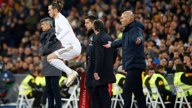 Gareth Bale se dispone a saltar al terreno de juego en el partido contra la Real del pasado sábado en el Bernabéu.