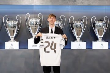 Dean Huijsen posa con su camiseta. 