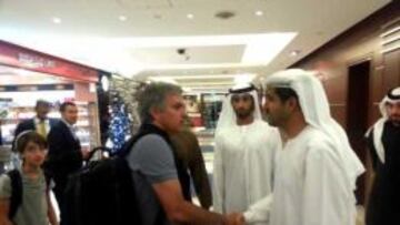 LA ESTRELLA. Mourinho a su llegada ayer a Dubai junto a su agente Jorge Mendes.